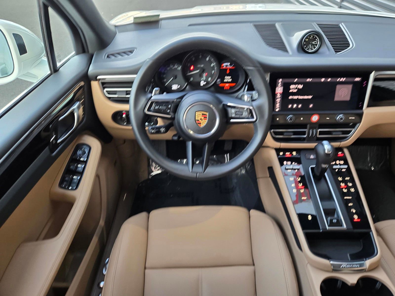 Used 2025 Porsche Macan AWD/4WD image 14