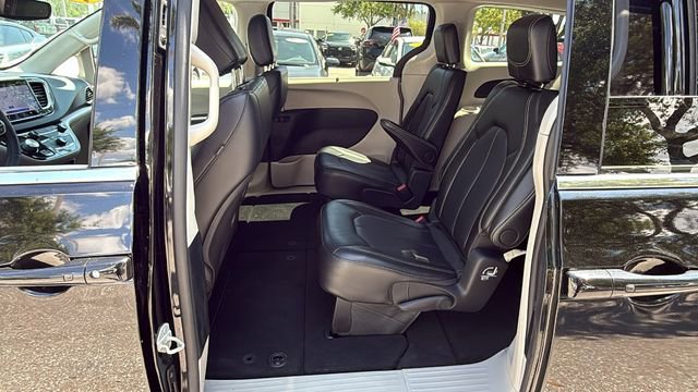 Used 2024 Chrysler Pacifica Touring-L image 16