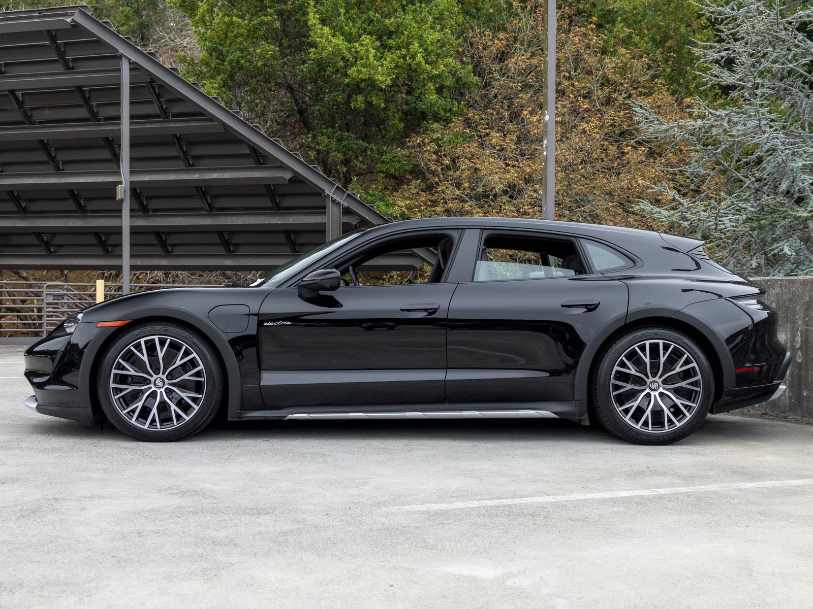 Certified 2022 Porsche Taycan 4 Cross Turismo AWD/4WD image 2