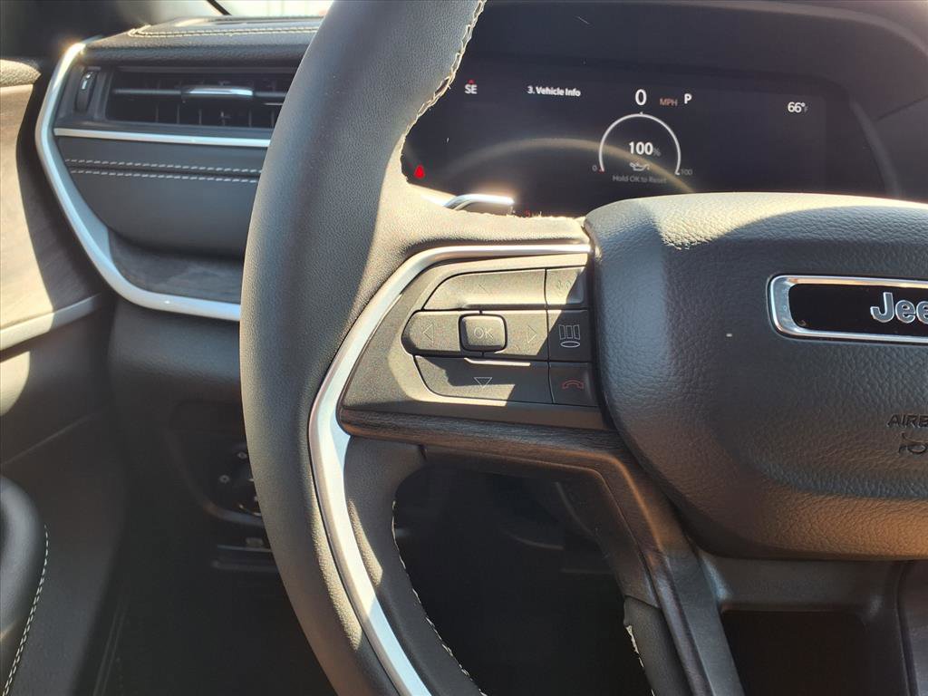 Used 2025 Jeep Grand Cherokee Limited w/ Black Appearance Package image 10