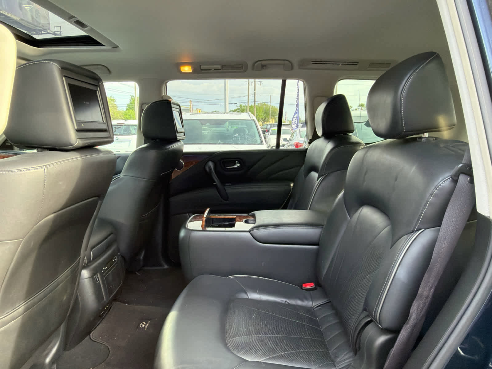 Used 2015 INFINITI QX80 2WD w/ Deluxe Technology Package image 7