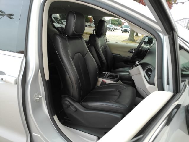 Used 2024 Chrysler Pacifica Touring-L FWD image 22
