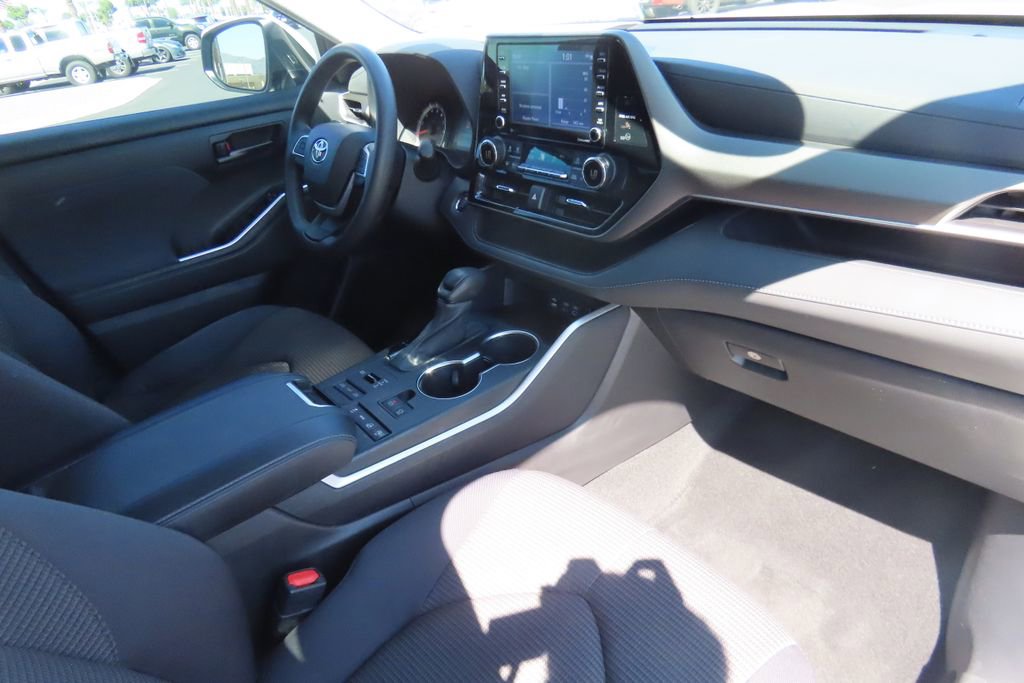 Certified 2022 Toyota Highlander L image 17