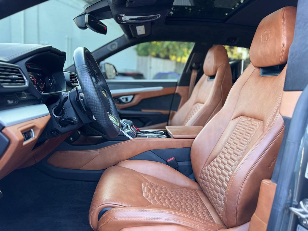 Used 2019 Lamborghini Urus AWD/4WD image 23