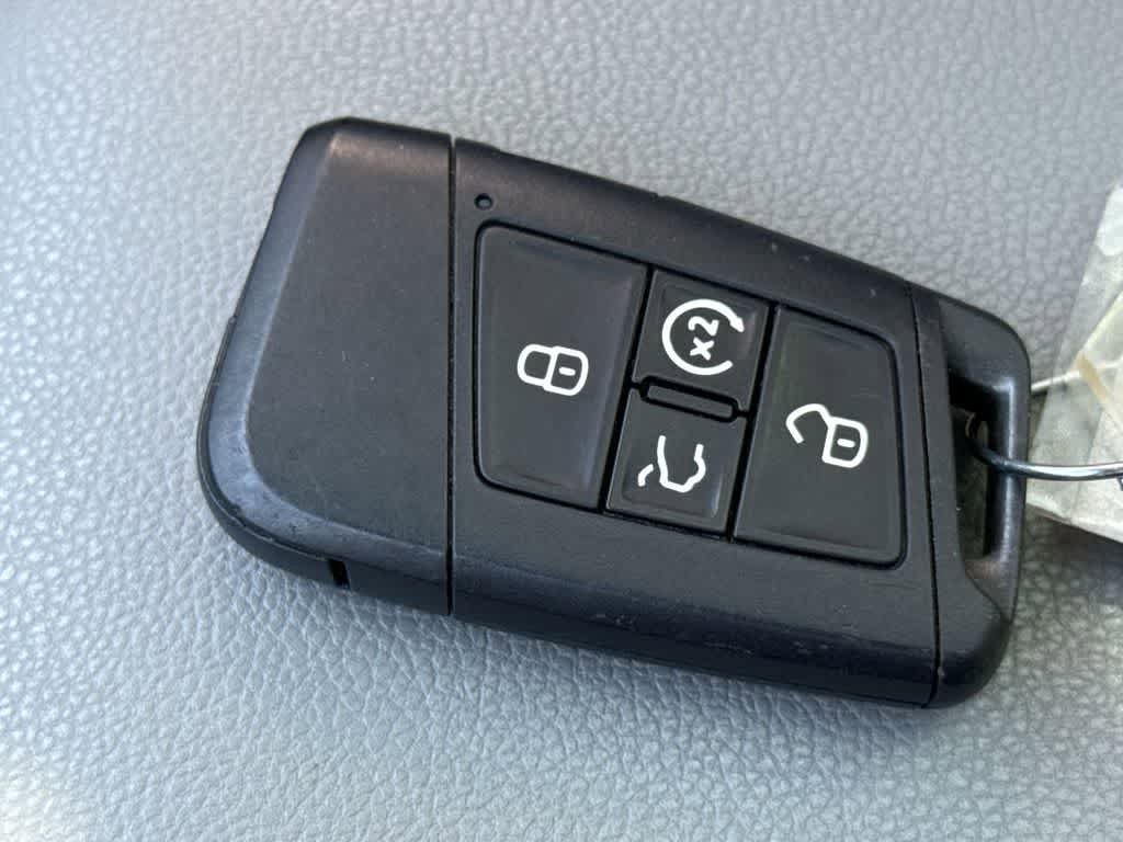 Used 2022 Volkswagen Taos SE w/ Panoramic Sunroof Package FWD image 28