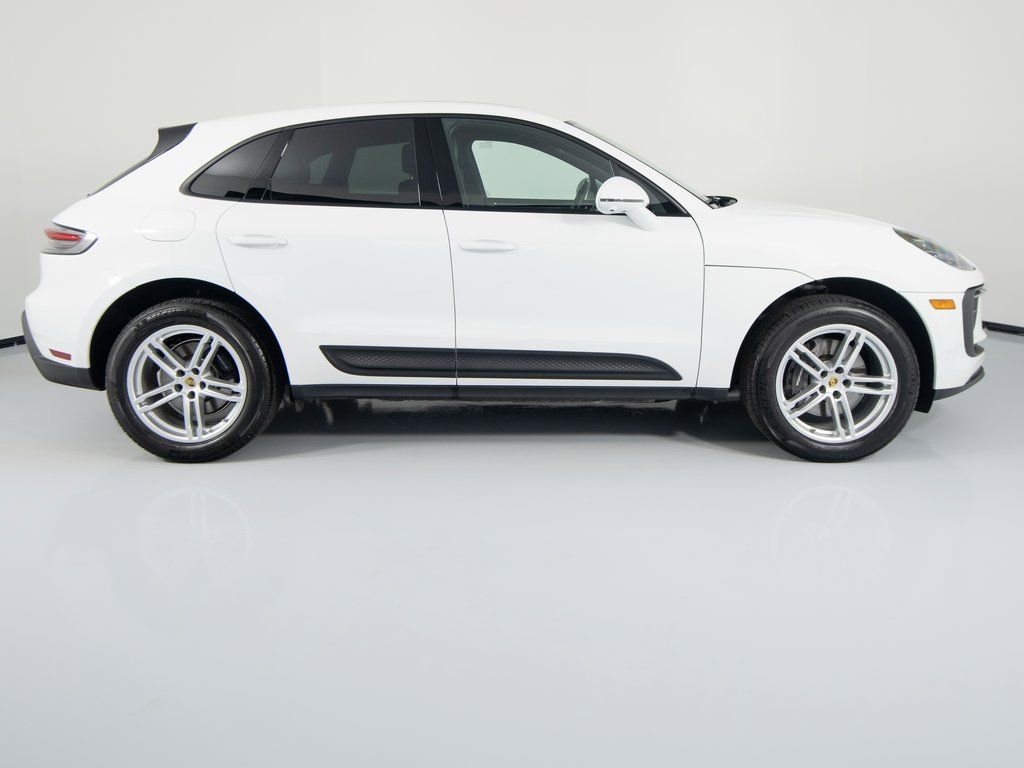 Certified 2025 Porsche Macan image 11