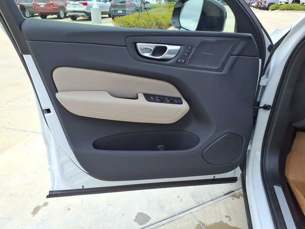 New 2026 Volvo XC60 B5 Plus w/ Protection Package Premier AWD/4WD image 13