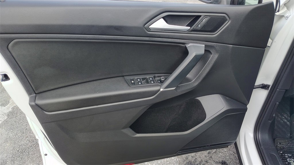 Used 2020 Volkswagen Tiguan SE w/ Panoramic Sunroof Package image 8