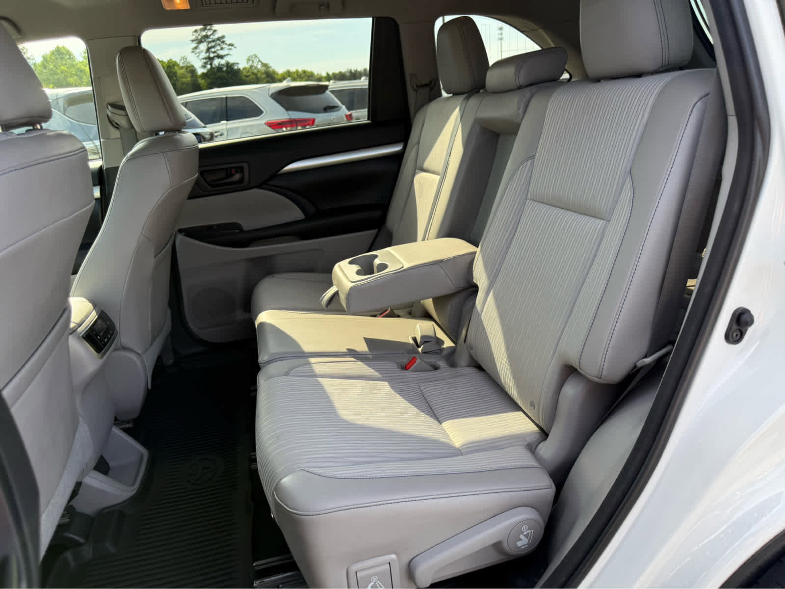 Used 2016 Toyota Highlander Plus AWD/4WD image 8