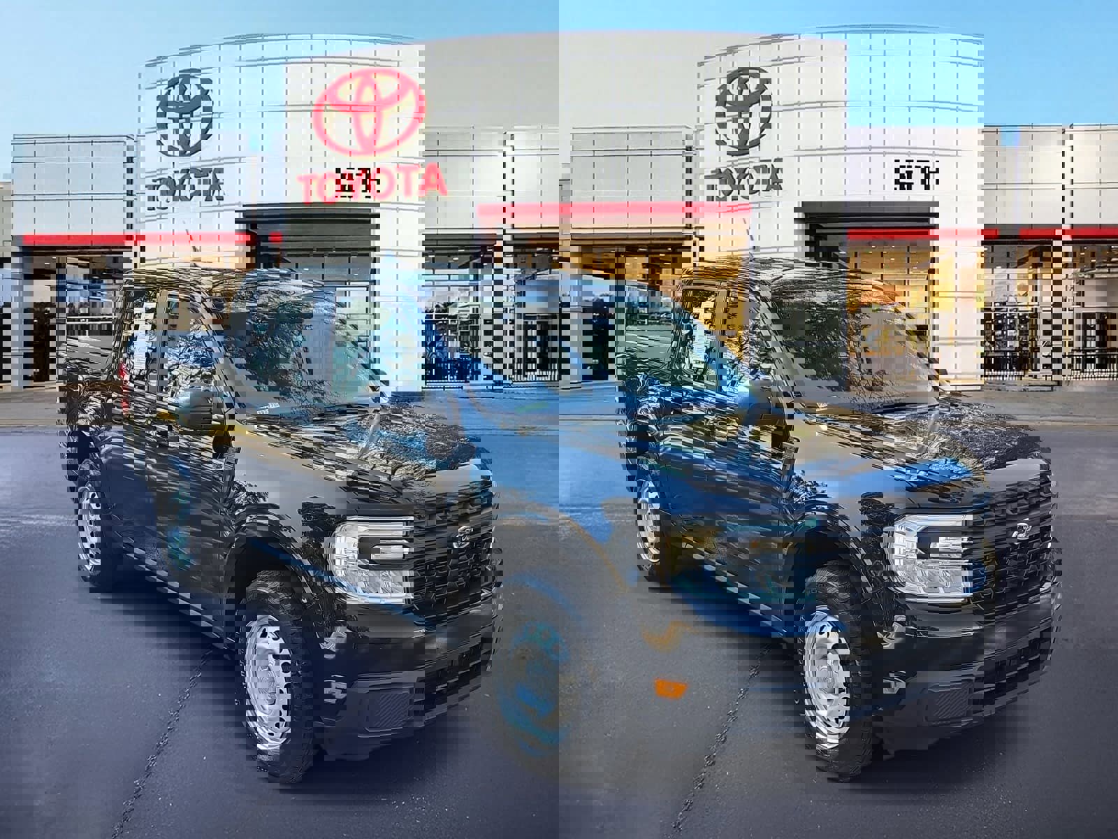 Used 2023 Ford Maverick XL image 3