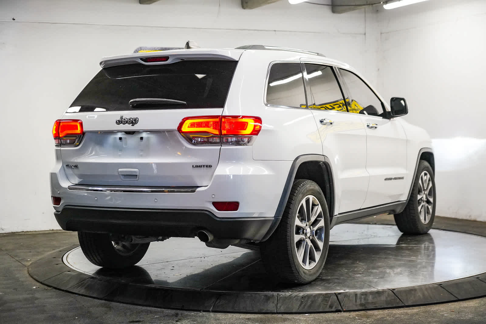Used 2018 Jeep Grand Cherokee Limited AWD/4WD image 6