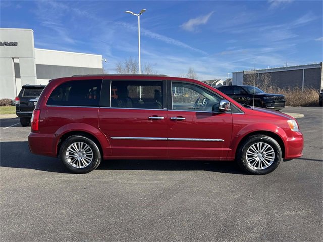 Used 2013 Chrysler Town & Country Touring-L w/ Driver Convenience Group image 8