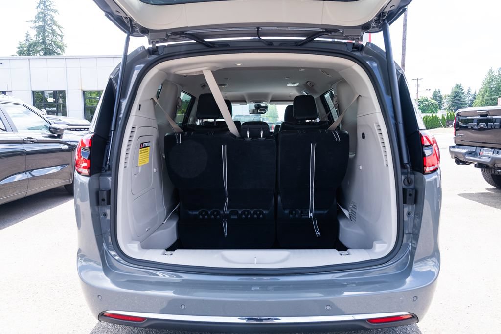 Used 2023 Chrysler Pacifica Touring-L FWD image 7