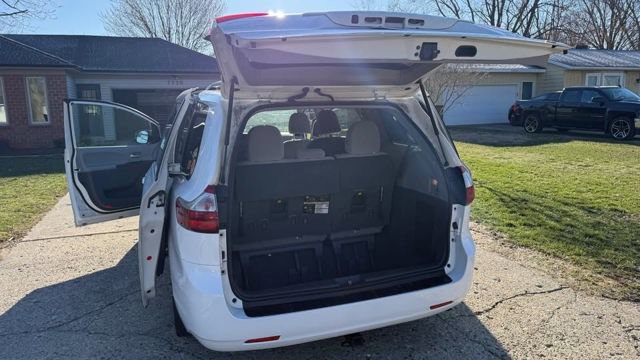 Used 2019 Toyota Sienna LE image 9