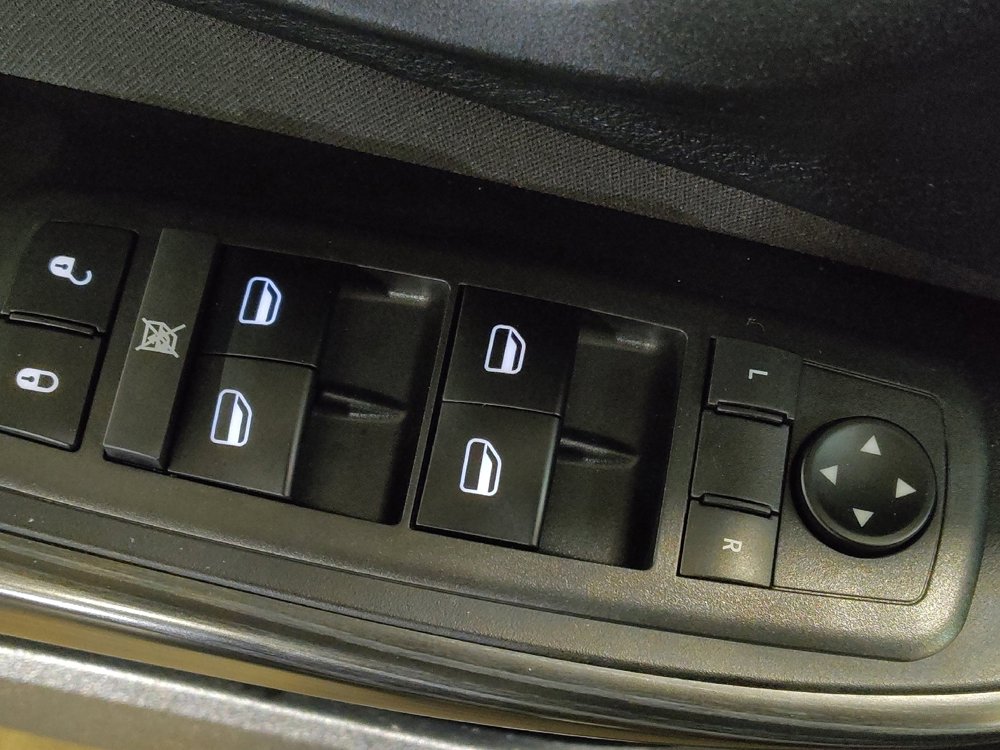 Used 2015 Jeep Cherokee Sport FWD image 27