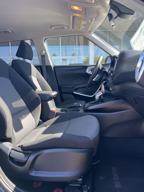 Used 2025 Kia Soul LX w/ LX Technology Package FWD image 30