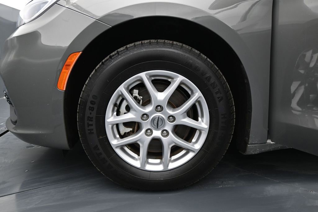 Used 2023 Chrysler Pacifica Touring-L FWD image 30