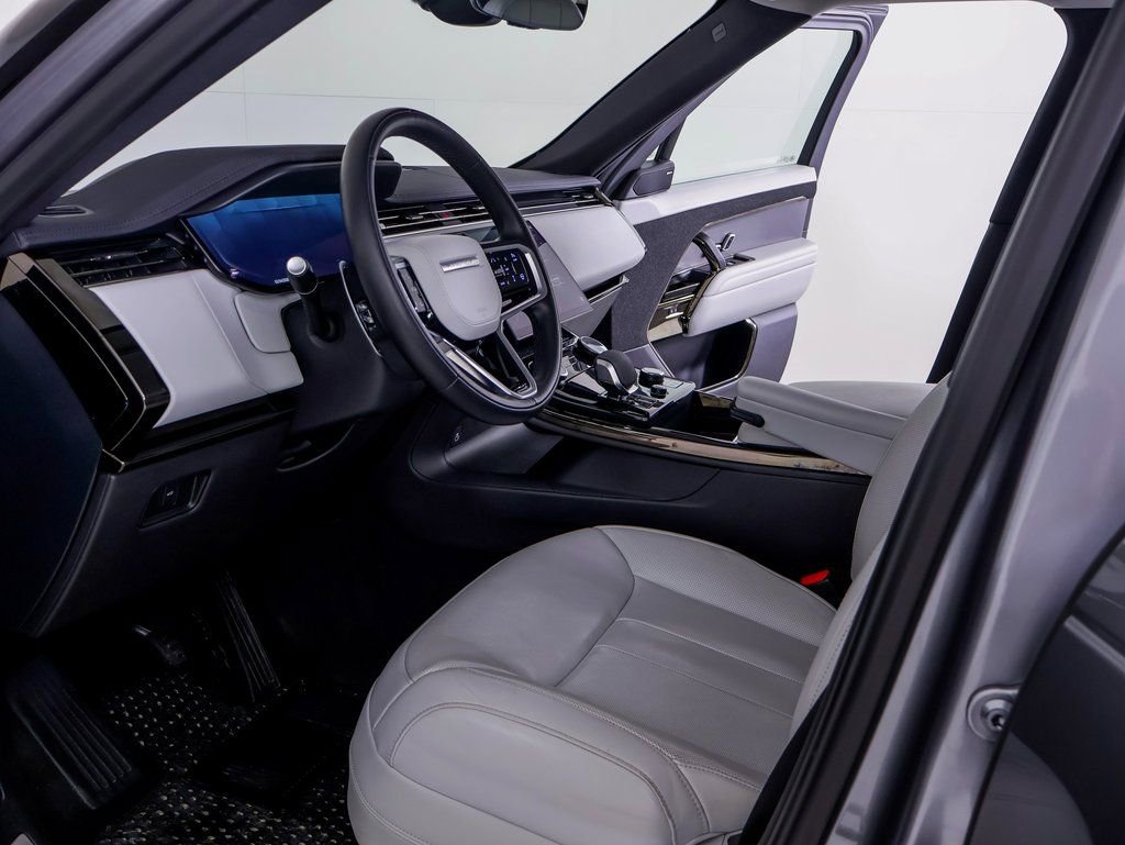 Used 2023 Land Rover Range Rover Sport SE image 4