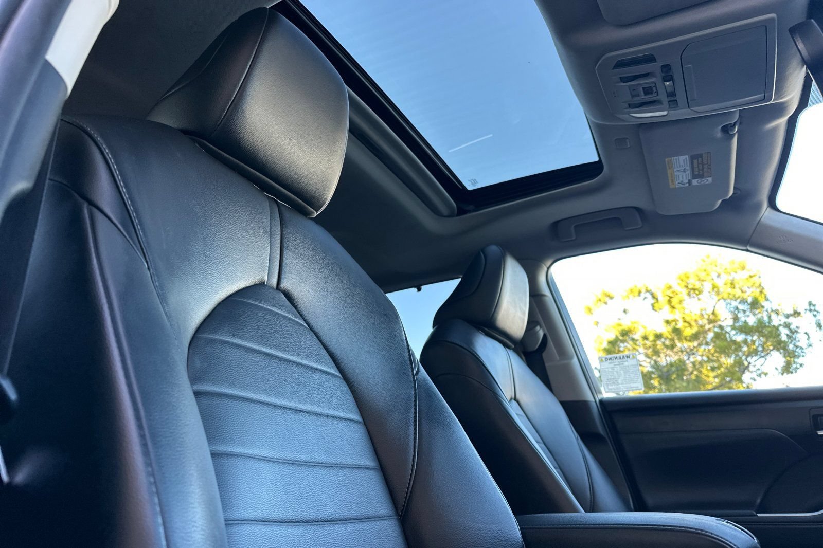 Used 2022 Toyota Highlander XLE FWD image 17