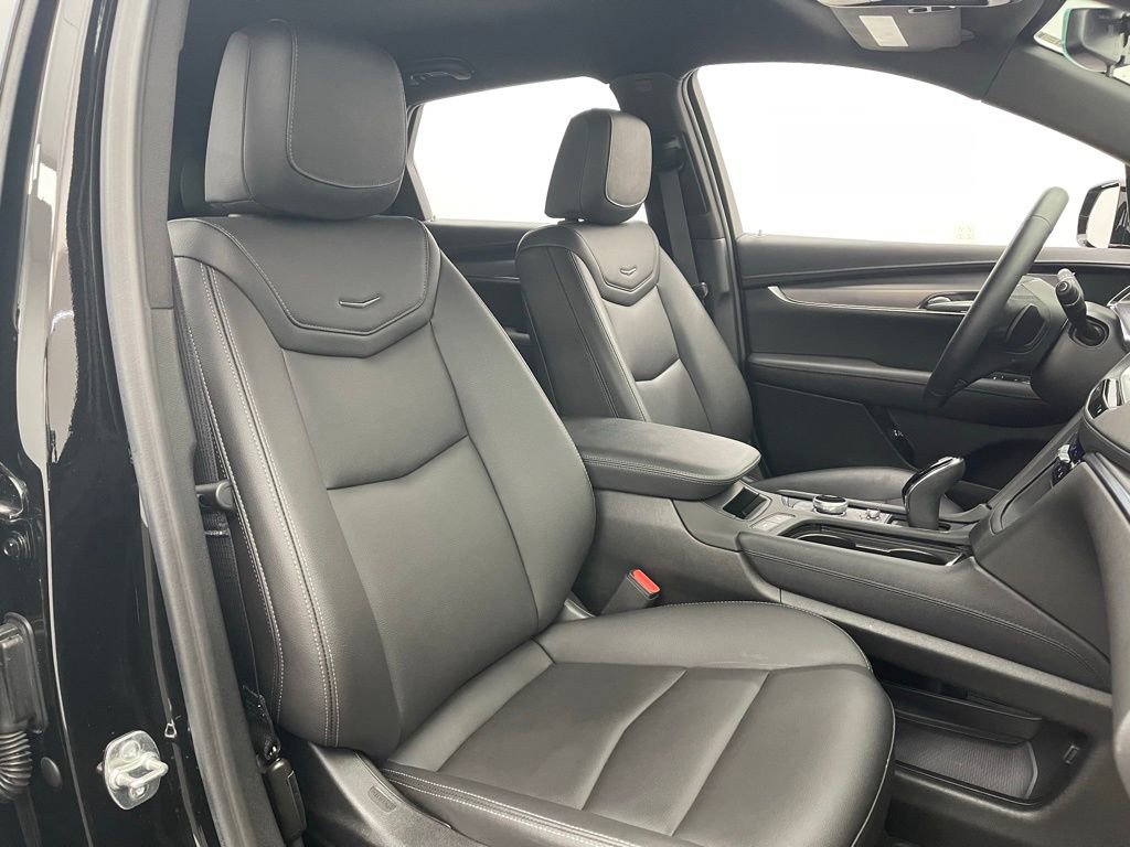 Used 2025 Cadillac XT5 Luxury w/ LPO, Floor Liner Package AWD/4WD image 32