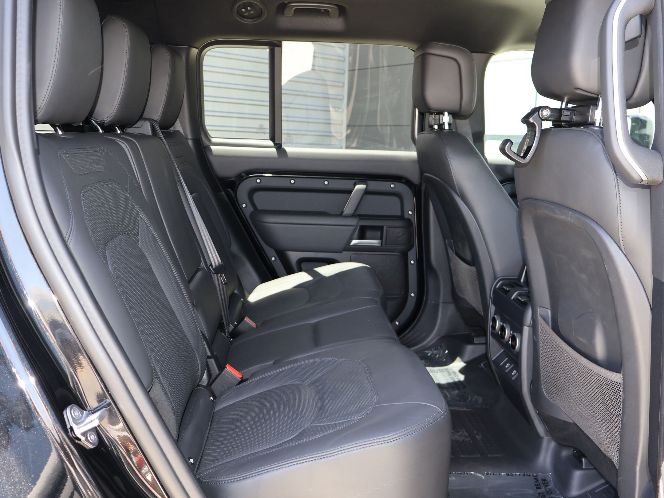 Certified 2025 Land Rover Defender 130 X-Dynamic SE AWD/4WD image 31