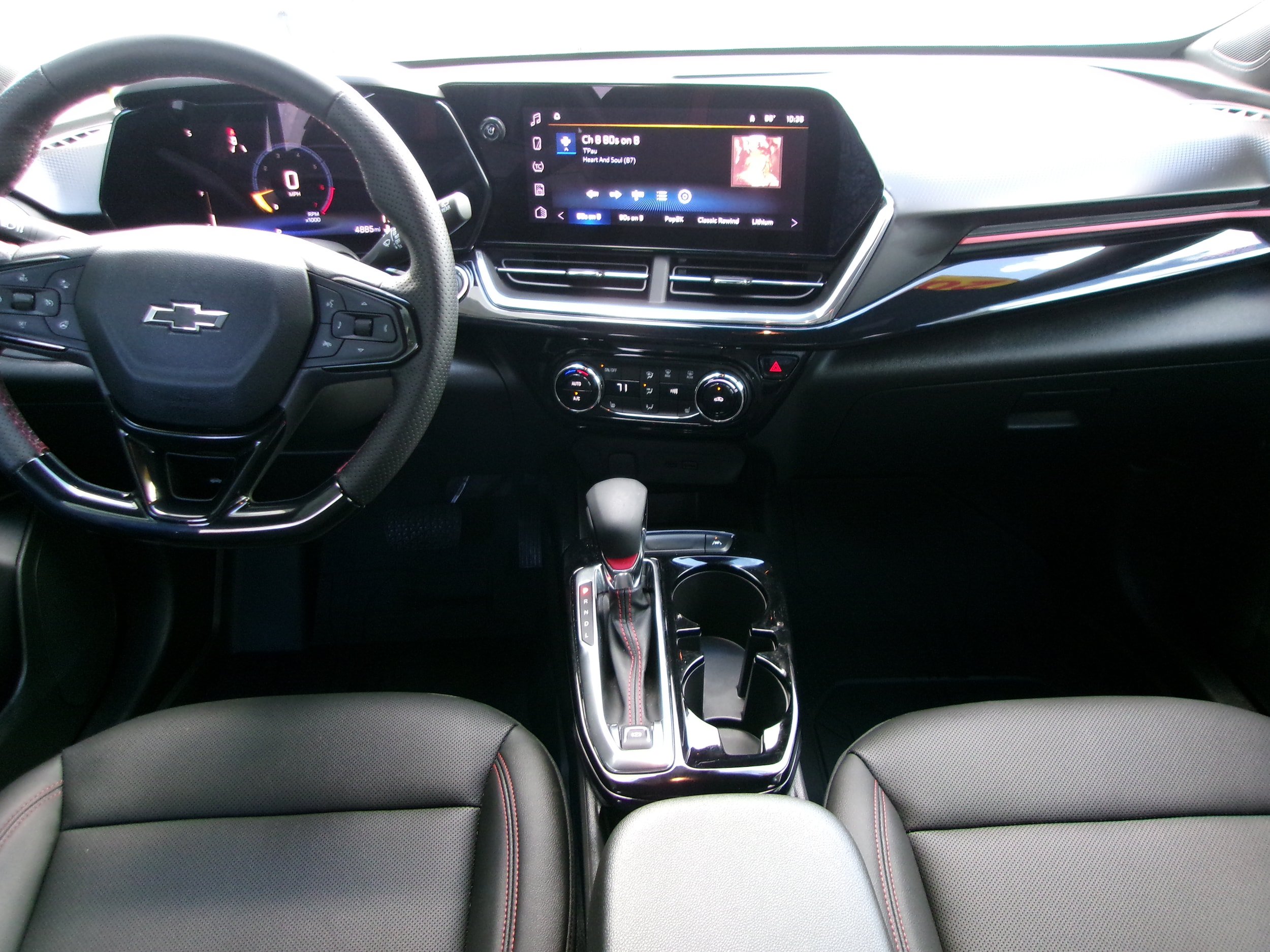 Used 2025 Chevrolet Trax RS FWD image 14