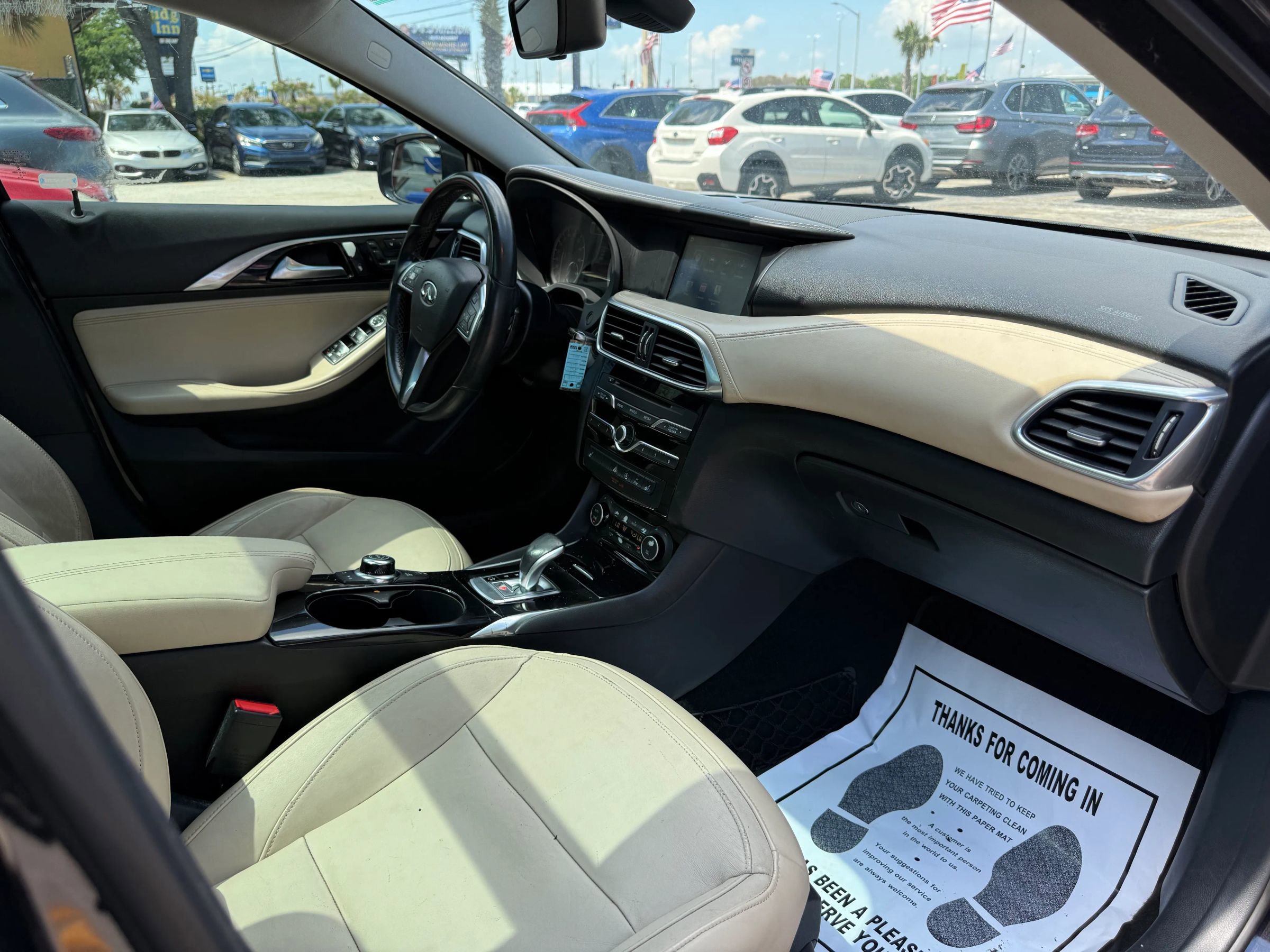 Used 2017 INFINITI QX30 Premium w/ Navigation Package image 18