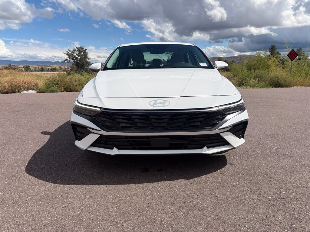 Certified 2025 Hyundai Elantra Limited FWD image 9