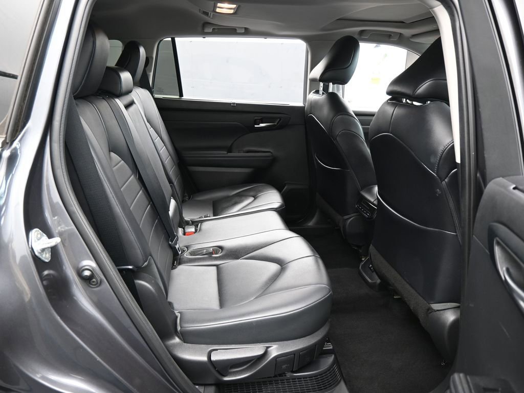 Used 2021 Toyota Highlander XLE FWD image 37