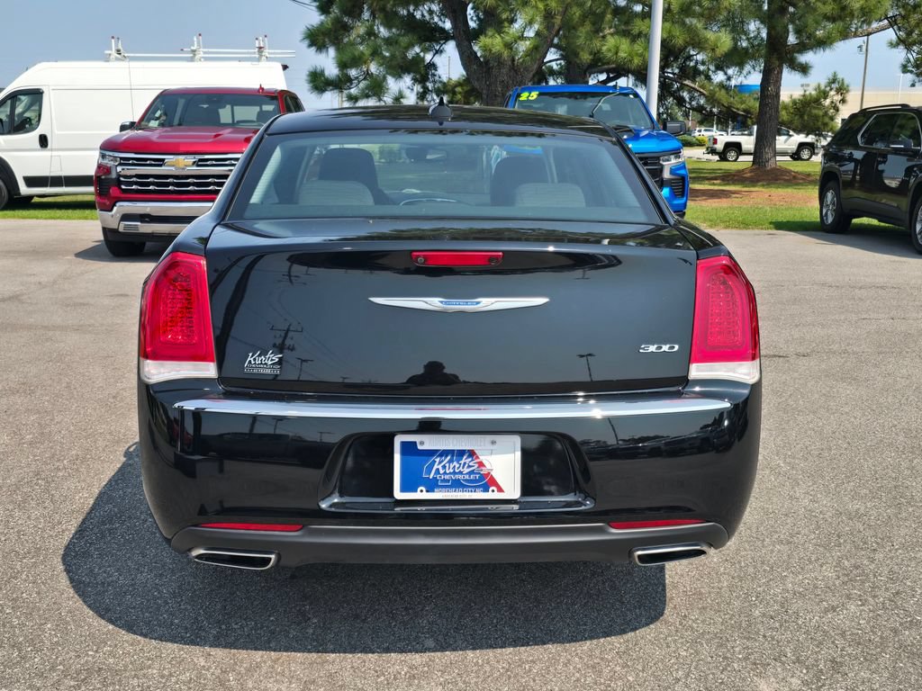 Used 2023 Chrysler 300 Touring RWD image 4