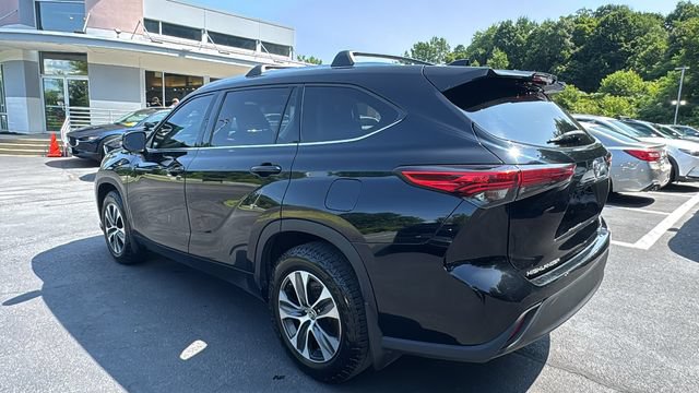 Used 2021 Toyota Highlander XLE AWD/4WD image 7