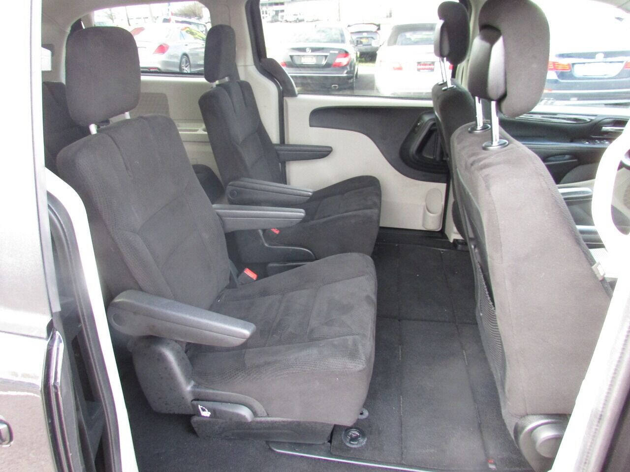 Used 2015 Dodge Grand Caravan SXT FWD image 25