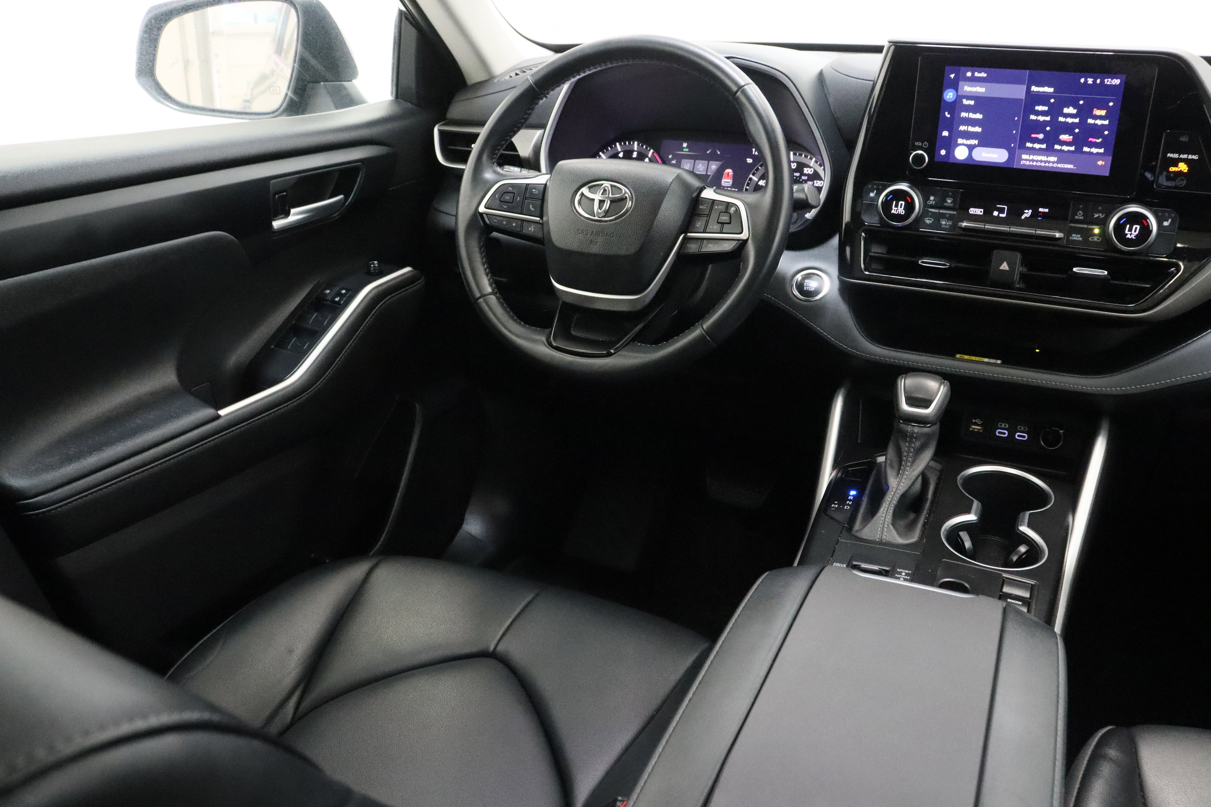 Used 2023 Toyota Highlander XLE image 33