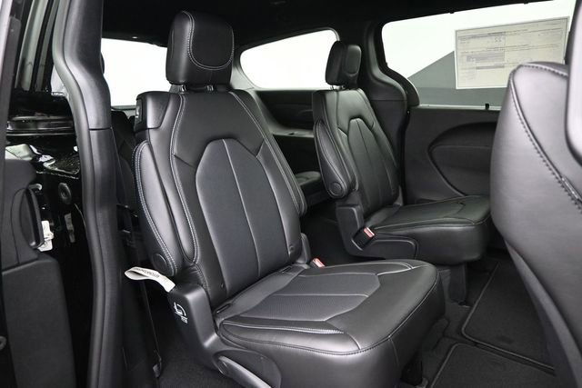 New 2027 Chrysler Pacifica Select FWD image 22