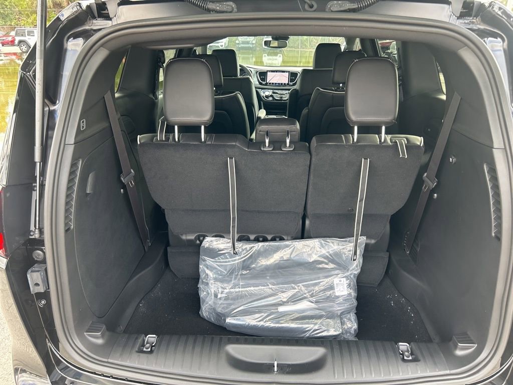 New 2026 Chrysler Pacifica Select FWD image 30