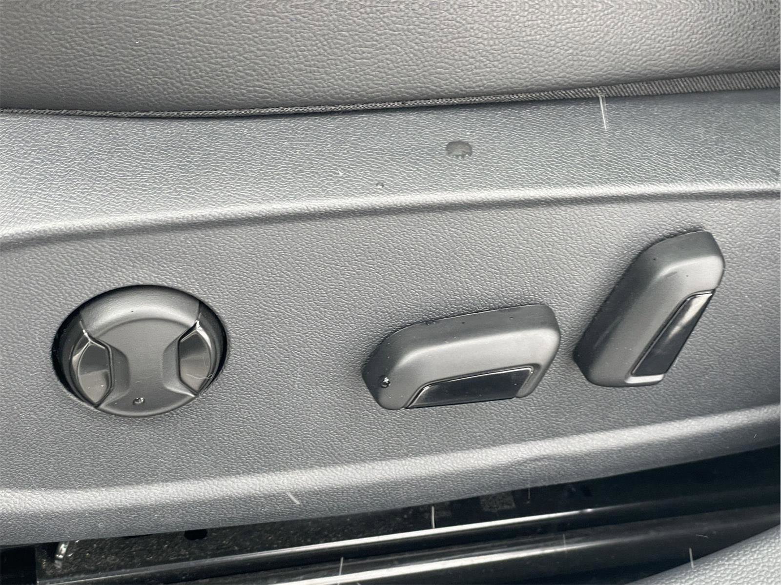 Used 2025 Volkswagen Jetta SE w/ Sunroof Package image 22