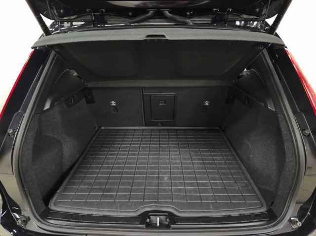 Certified 2025 Volvo XC40 B5 Core image 9