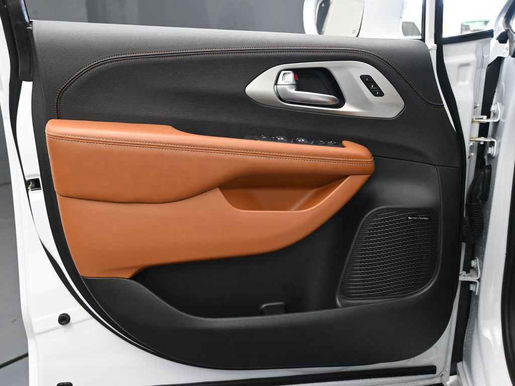 Used 2024 Chrysler Pacifica Pinnacle image 35