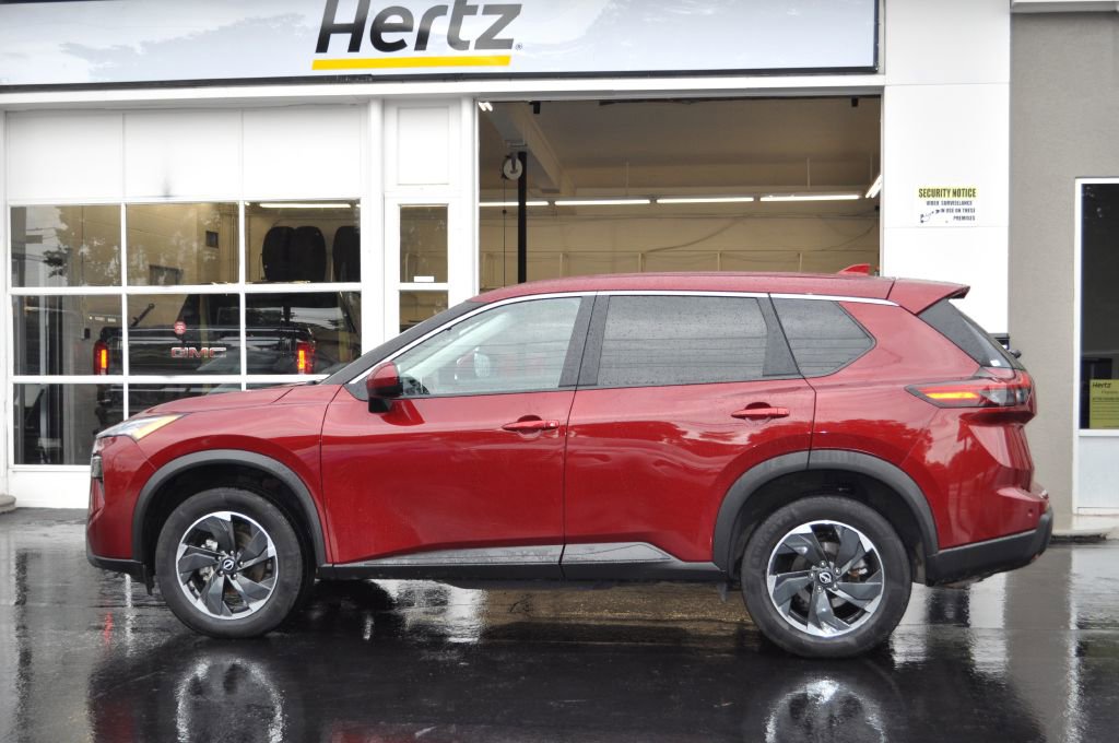 Used 2024 Nissan Rogue SV image 1