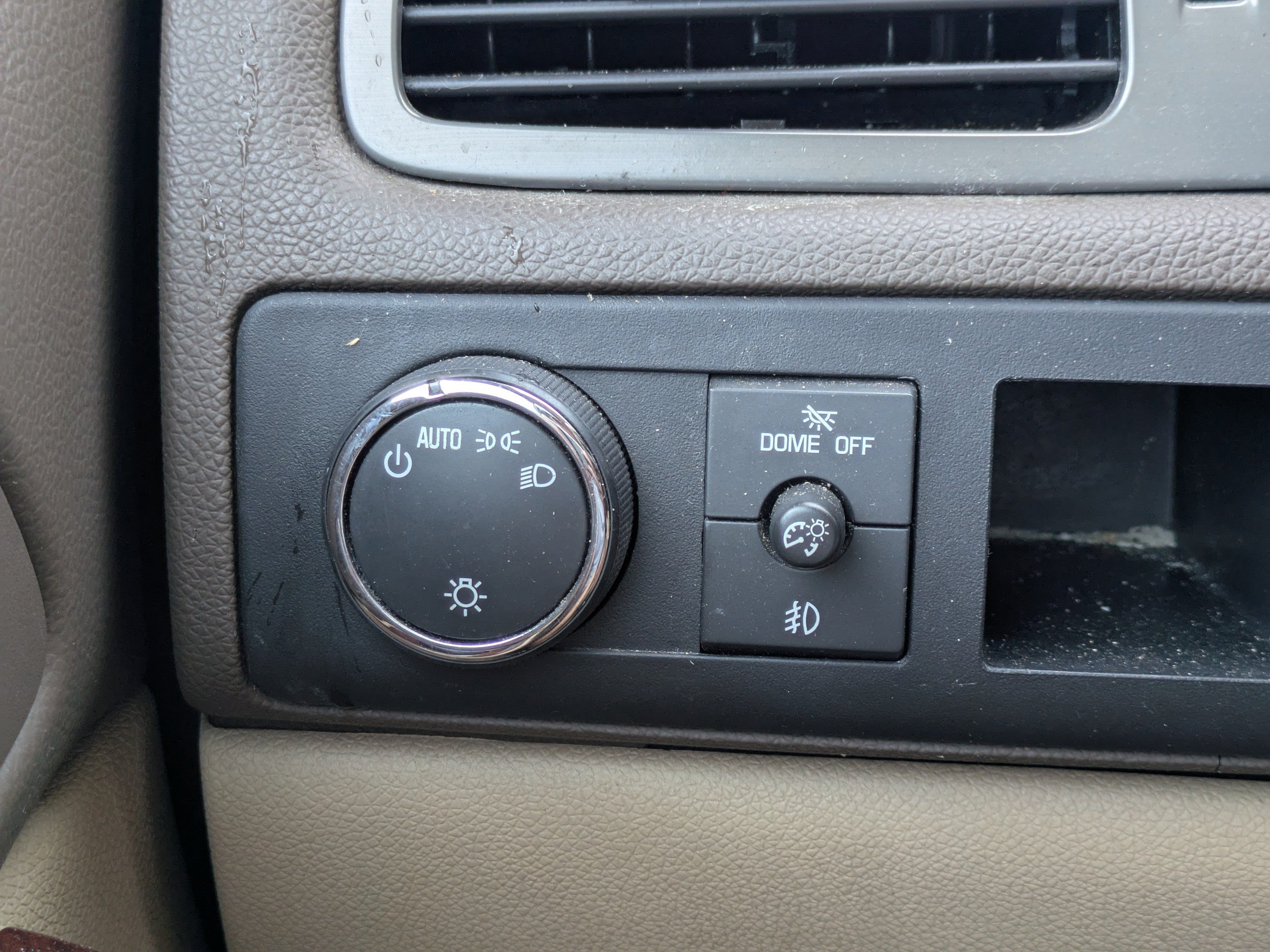 Used 2014 Chevrolet Suburban LT RWD image 23