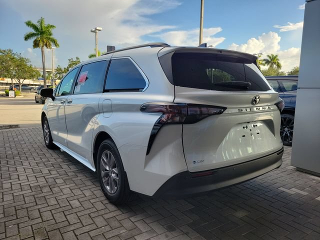 New 2026 Toyota Sienna XLE FWD image 3
