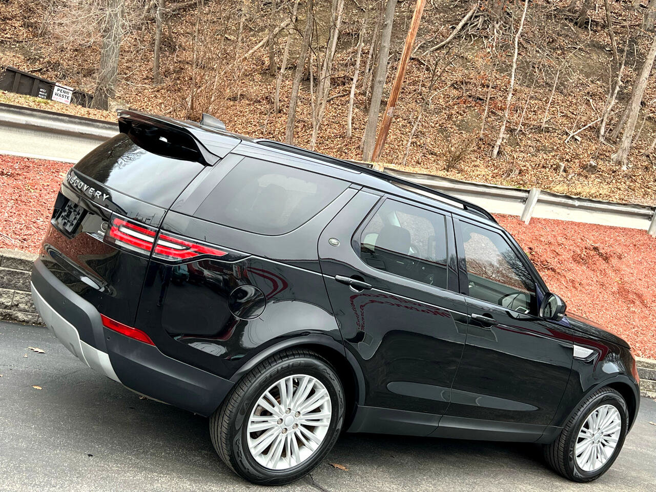 Used 2017 Land Rover Discovery HSE image 5