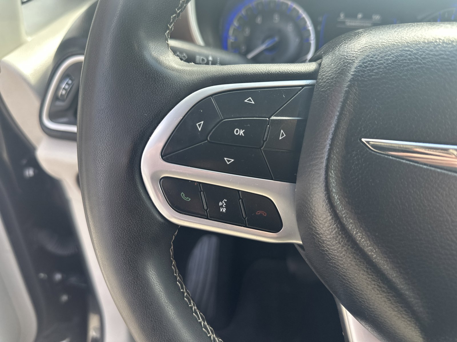 Used 2023 Chrysler Voyager LX FWD image 13
