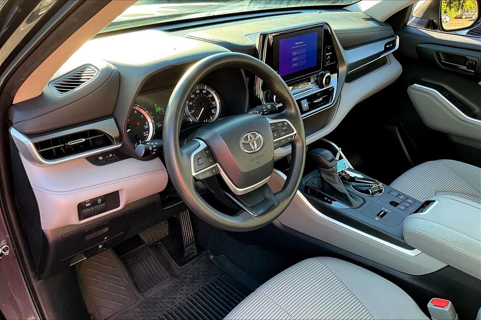 Used 2023 Toyota Highlander L FWD image 16