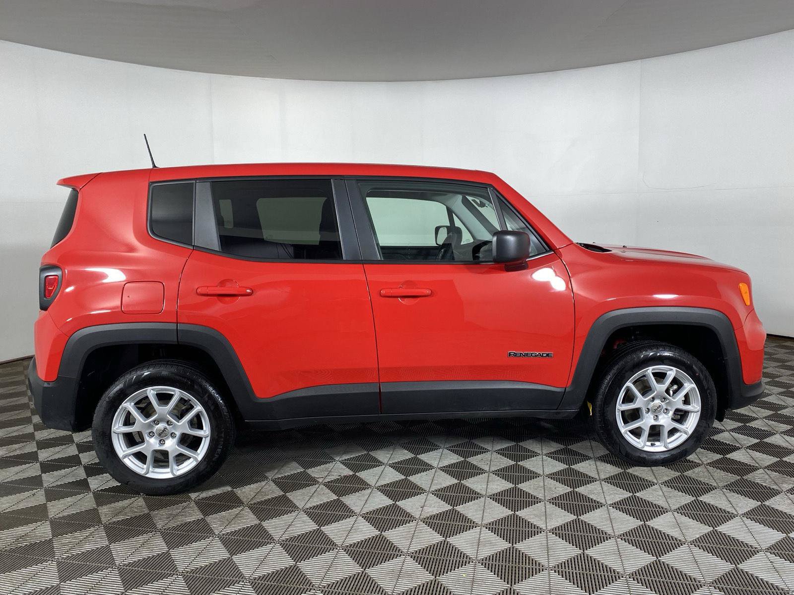 Used 2023 Jeep Renegade Latitude AWD/4WD image 8