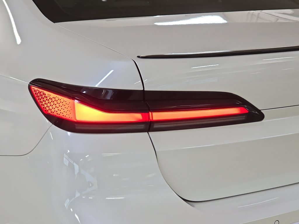 Certified 2023 BMW 740i RWD image 33
