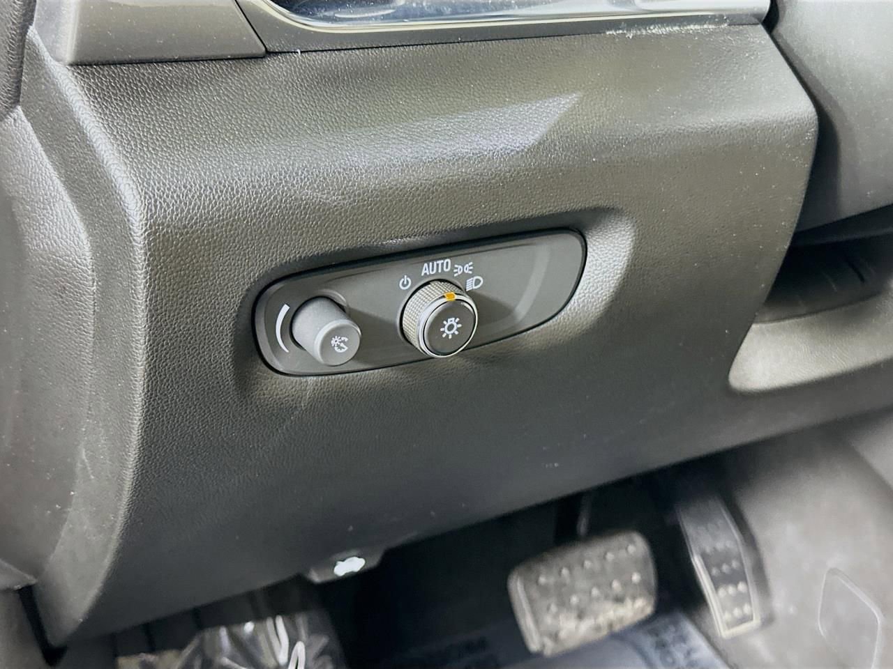 Used 2023 Chevrolet Traverse LS image 28