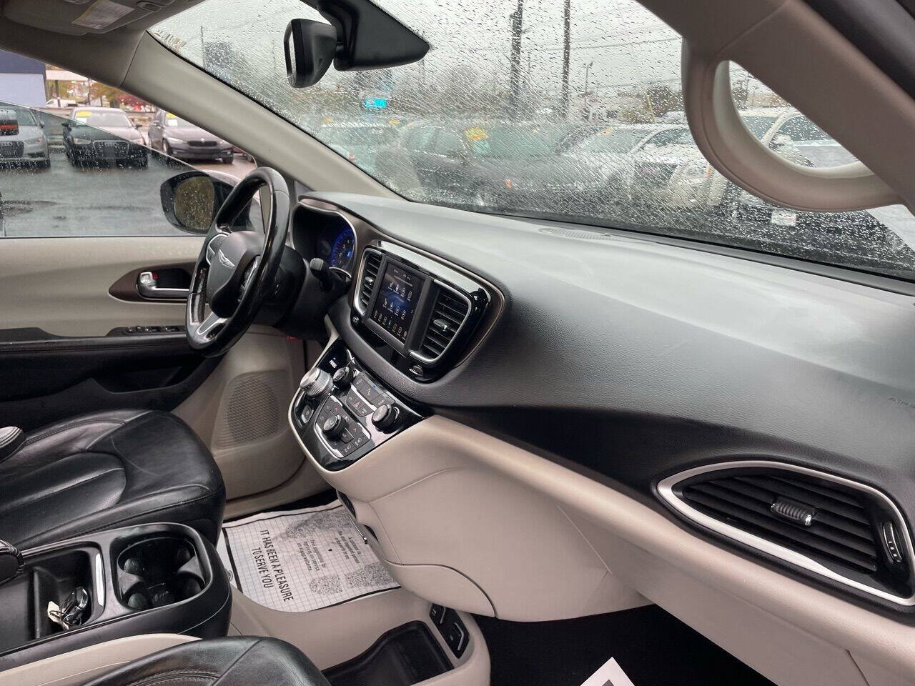 Used 2019 Chrysler Pacifica Touring-L FWD image 13