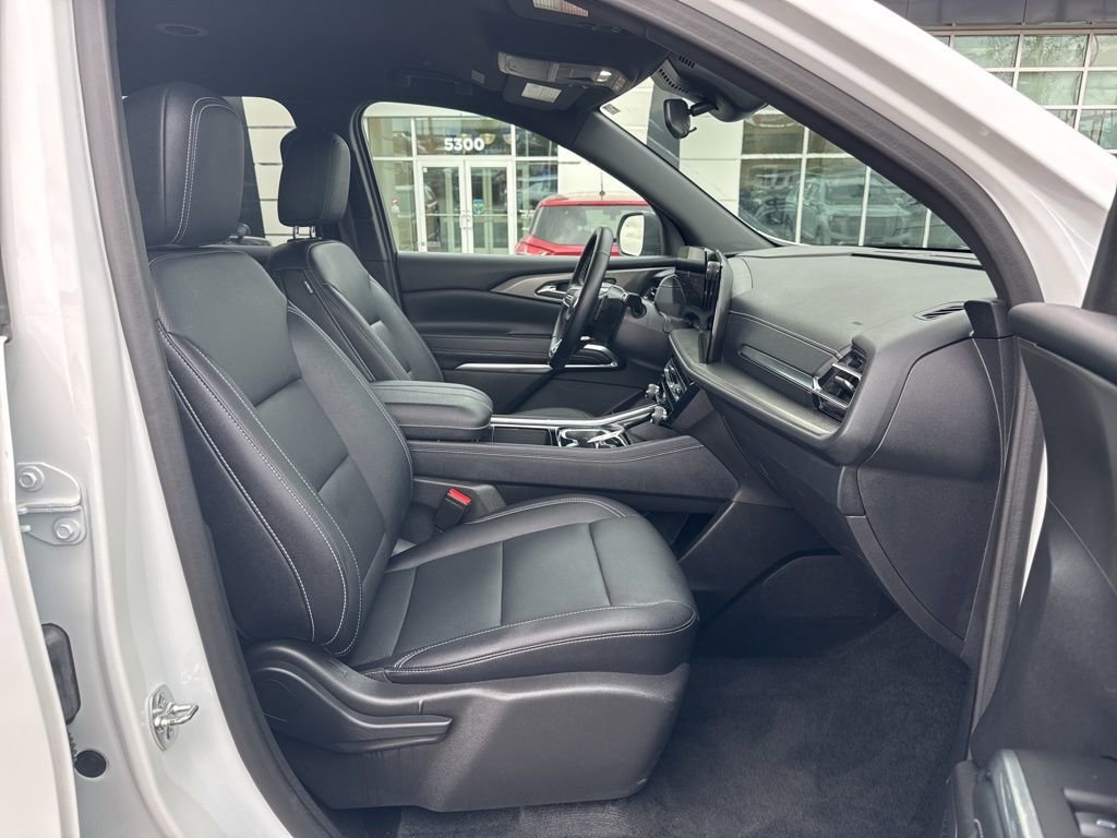 Used 2025 Chevrolet Traverse LT image 20