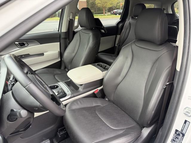 Used 2024 Kia Carnival LX FWD image 11